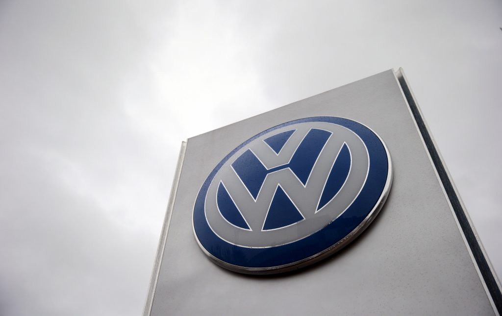 Volkswagen: Η γερμανική αυτοκινητοβιομηχανία θα ξεπεράσει την Tesla στην ηλεκτροκίνηση μέχρι το 2025