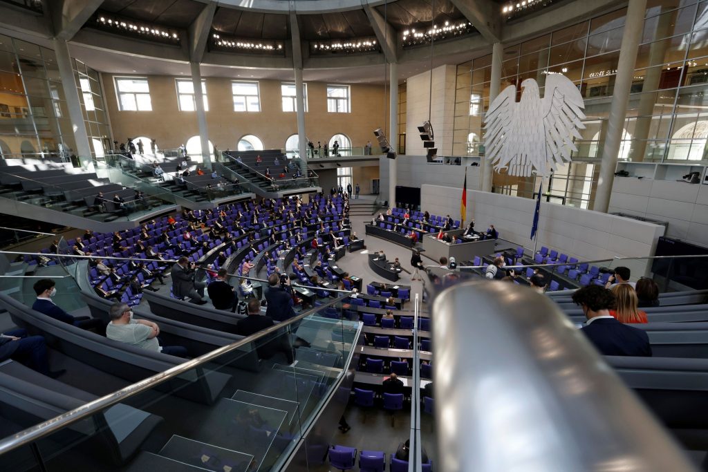 Bundestag: Με τρεις εναλλακτικές προτάσεις ξεκίνησε η συζήτηση για τον υποχρεωτικό εμβολιασμό