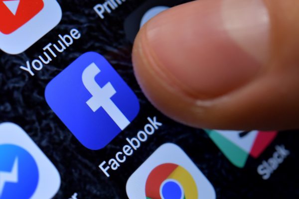 Facebook: Αλλαγή τακτικής στις αναρτήσεις για την προέλευση της Covid-19