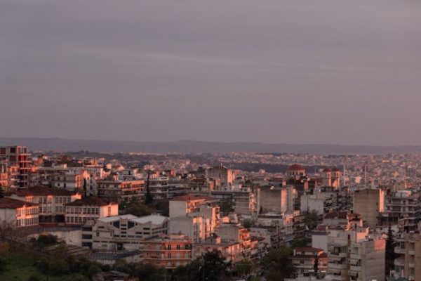 Έρχεται προεκλογική ρύθμιση για τα μεγάλα αυθαίρετα