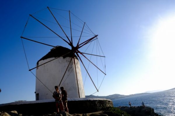 «Θα πάμε στη Μύκονο αυτό το καλοκαίρι;»