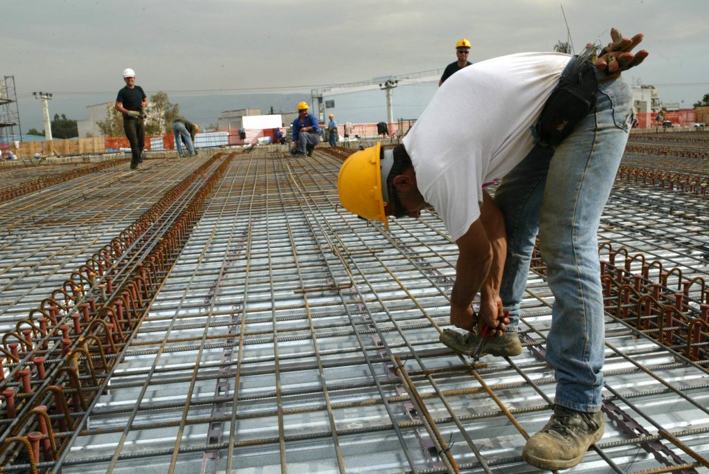 ΟΟΣΑ: Στα ύψη η φορο-επιβάρυνση των μισθών στην Ελλάδα παρά τη μείωση το 2020