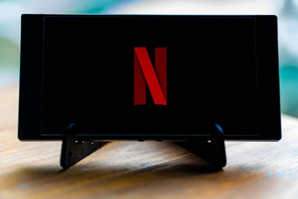 Το Netflix αντιμετωπίζει νέες δοκιμασίες καθώς ξανανοίγουν οι οικονομίες