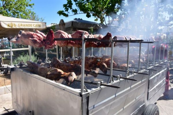 Πάσχα : Τσιμπημένες οι τιμές του οβελία