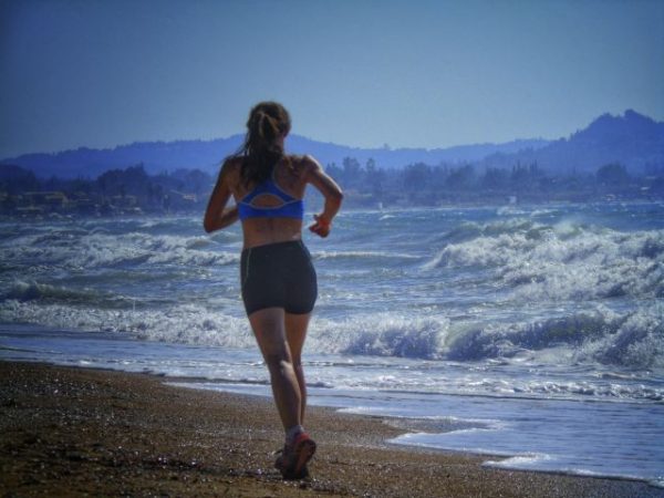 Ποια ελληνικά νησιά μπαίνουν στη βρετανική λίστα με ασφαλείς προορισμούς