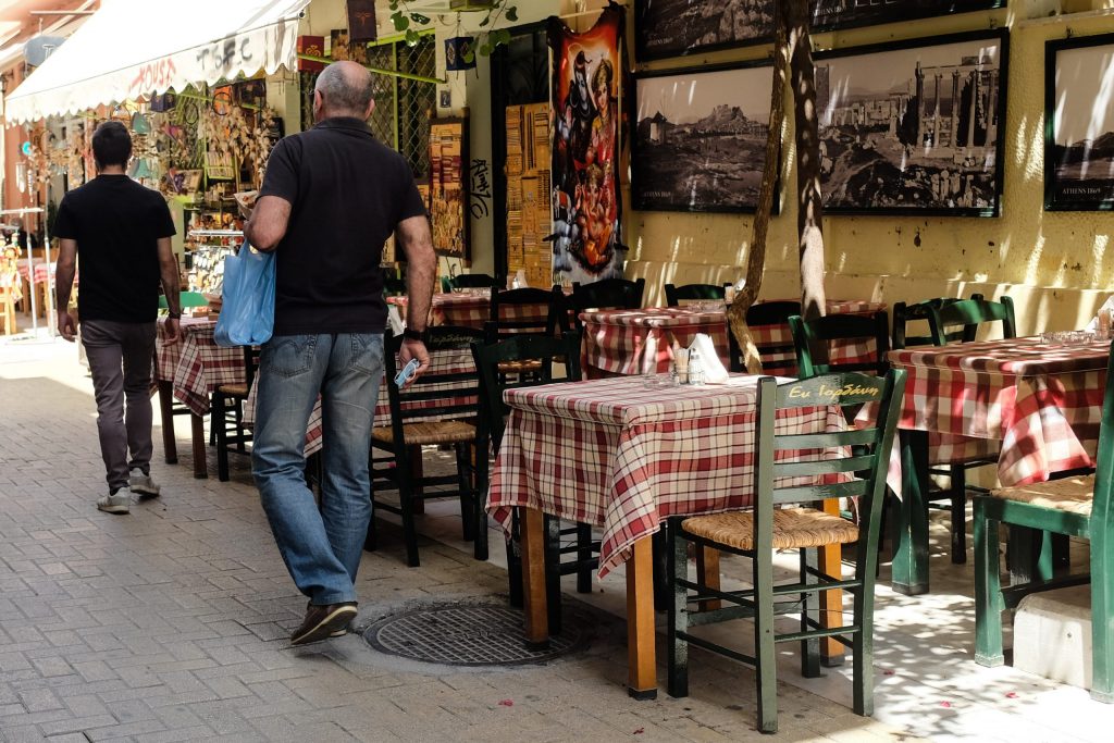 Μπήκαν οι υπογραφές για την ενίσχυση της εστίασης – Την Παρασκευή οι αιτήσεις