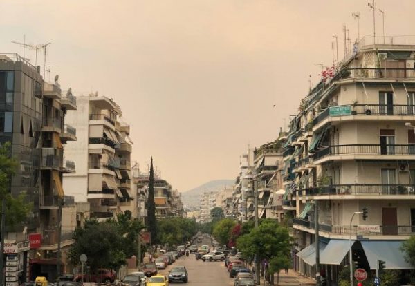 Πνίγεται από τον καπνό η Αθήνα- Συστάσεις του υπ. Υγείας