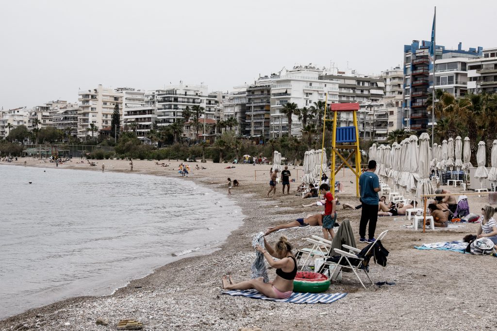 Aνοίγουν οι οργανωμένες παραλίες από 8 Μαΐου – Τι αλλάζει στο λιανεμπόριο