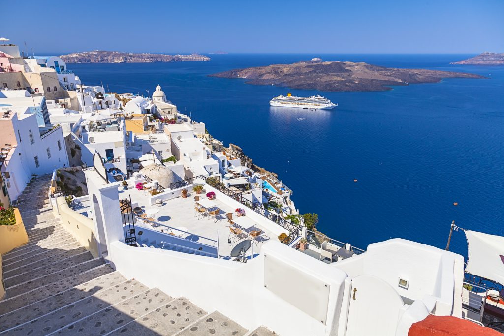 Tourism: Holidays to the islands are unreachable for Greeks – How much will a family pay?