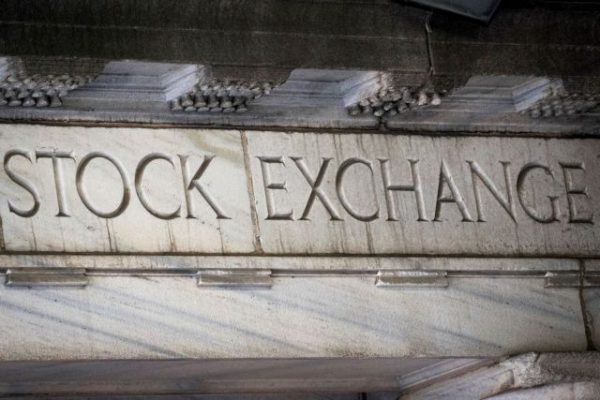 Wall Street: Ήπιες διακυμάνσεις στους δείκτες με τους επενδυτές να αναζητούν κατεύθυνση