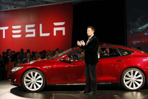 Χάνει την πρωτιά στην Κίνα η Tesla