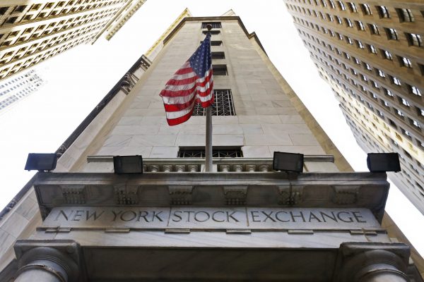 Ακάθεκτος ο Dow, διόρθωσε όμως η Wall Street