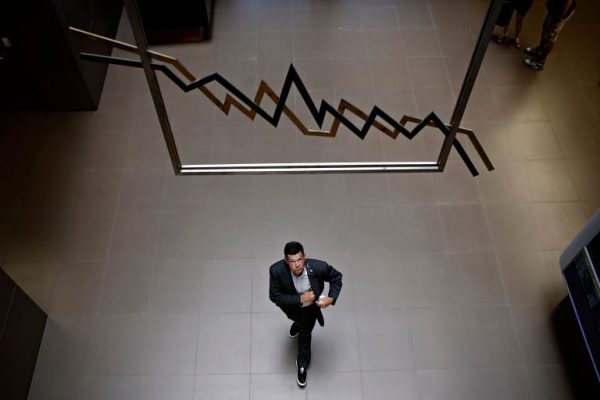 Παράγωγα: Oι traders μεγάλωσαν την απόσταση μεταξύ των ΣΜΕ και του FTSE25