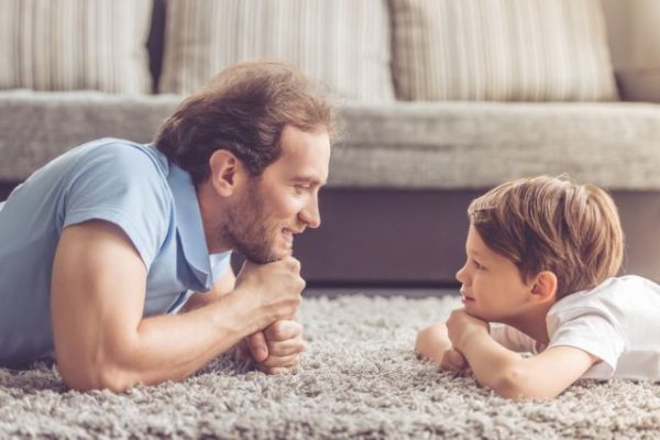 Τι προβλέπει για τις γονικές άδειες το νομοσχέδιο του υπουργείου Εργασίας