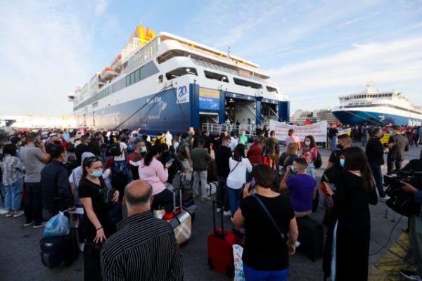 Πειραιάς: Αυξημένη κίνηση – Σαλπάρουν με rapid test ή πιστοποιητικό εμβολιασμού