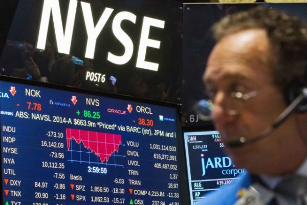 Μικρά και επιφυλακτικά κέρδη στη Wall Street