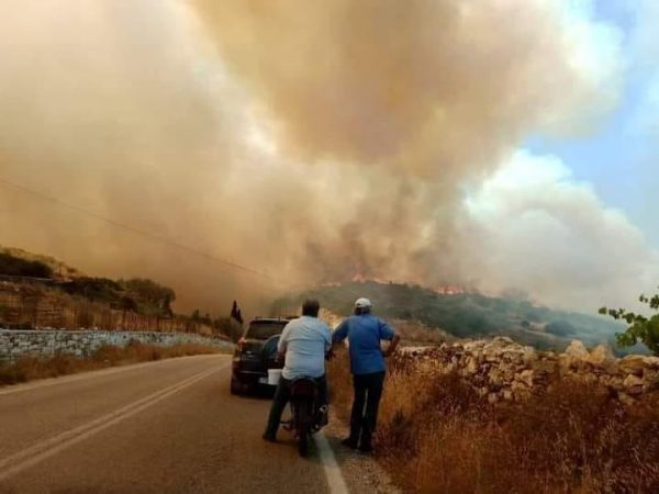 Πάρος: Μαίνεται η φωτιά – Κοντά σε σπίτια οι φλόγες, ενισχύονται οι δυνάμεις