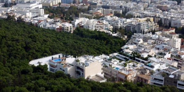 Ακίνητα – Γιατί εκτοξεύτηκαν οι τιμές στα προάστια Αθήνας και Θεσσαλονίκης [πίνακες]