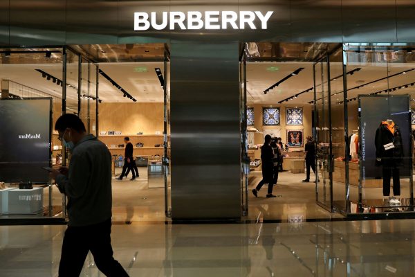 Burberry: Θα καταλήξει ο αποδιοπομπαίος τράγος της πολυτέλειας;