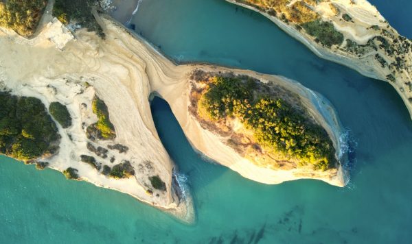 Kάναλι της Αγάπης: Η ελληνική παραλία με τον μύθο της αγάπης για ελεύθερους και ζευγάρια