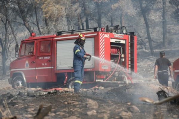 Φωτιά στο Κρυόνερο Αρκαδίας – Σηκώθηκαν και 4 PZL