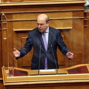 Χατζηδάκης: Δέσμη πέντε παρεμβάσεων στις τράπεζες για προμήθειες και στεγαστικά