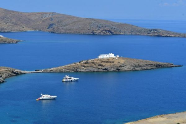 Ξενία Κύθνου: Υπεγράφη η σύμβαση παραχώρησης του εμβληματικού ξενοδοχείου