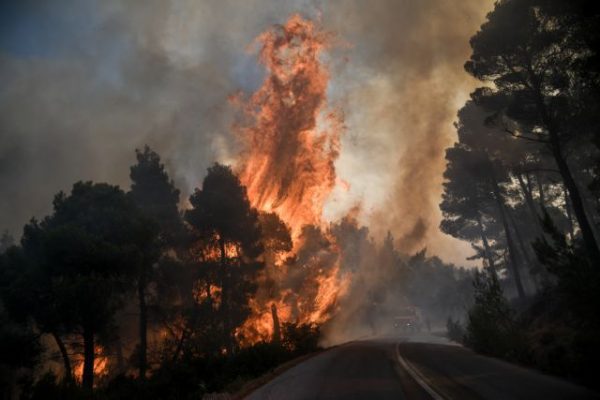 Φωτιά στη Μονεμβασιά – Στη μάχη και εναέρια μέσα