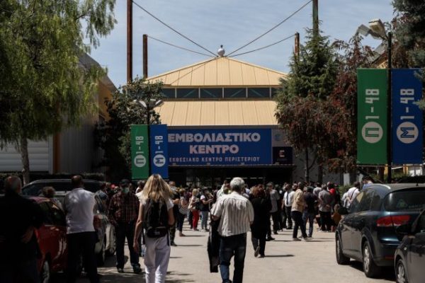 Εμβόλια: Ποιες είναι οι πιθανότητες να μολυνθεί κάποιος στον ιό αφού έχει λάβει και τις δύο δόσεις