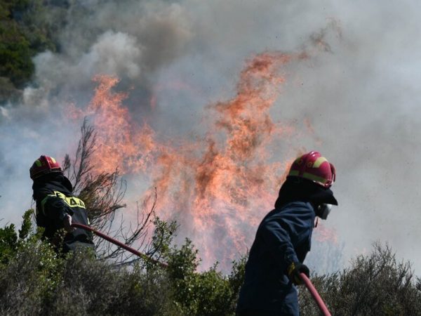 Μεγάλη φωτιά στη Βαρυμπόμπη