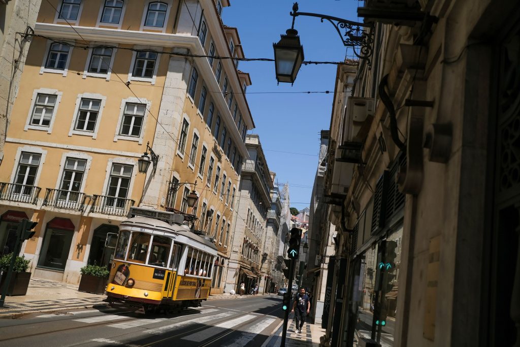 Πορτογαλία: Ξενοδοχεία και εστίαση μόνο με αρνητικό τεστ ή πιστοποιητικό εμβολιασμού