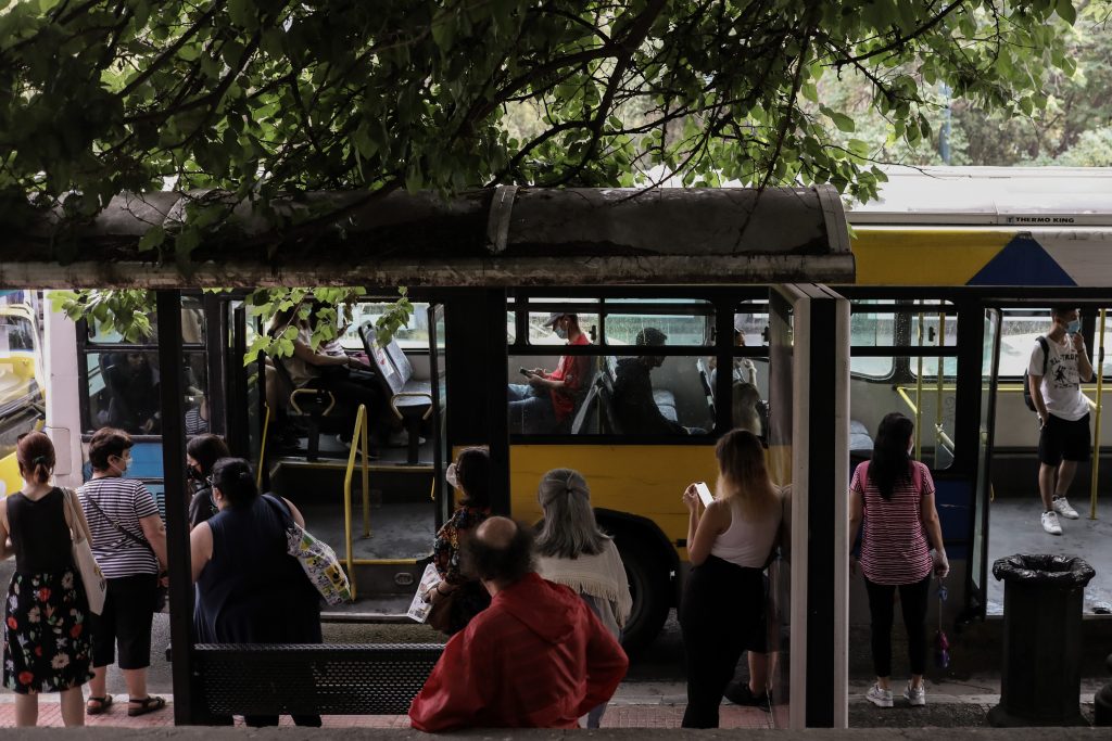 Καραμανλής: Έκπτωση-κίνητρο για εμβολιασμένους στα ΜΜΜ