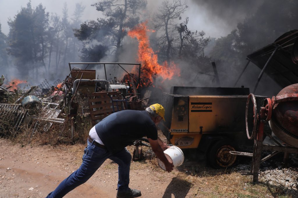 Fire in Stamata, Rodopoli, and Dionysos: “We heard four  gas canisters explode”