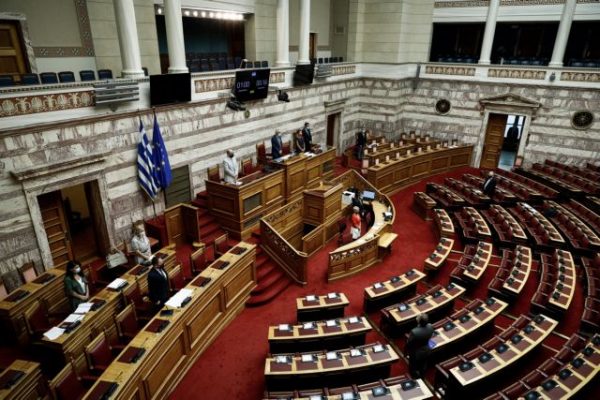 Μάτι: Ενός λεπτού σιγή από τη Βουλή στη μνήμη των θυμάτων