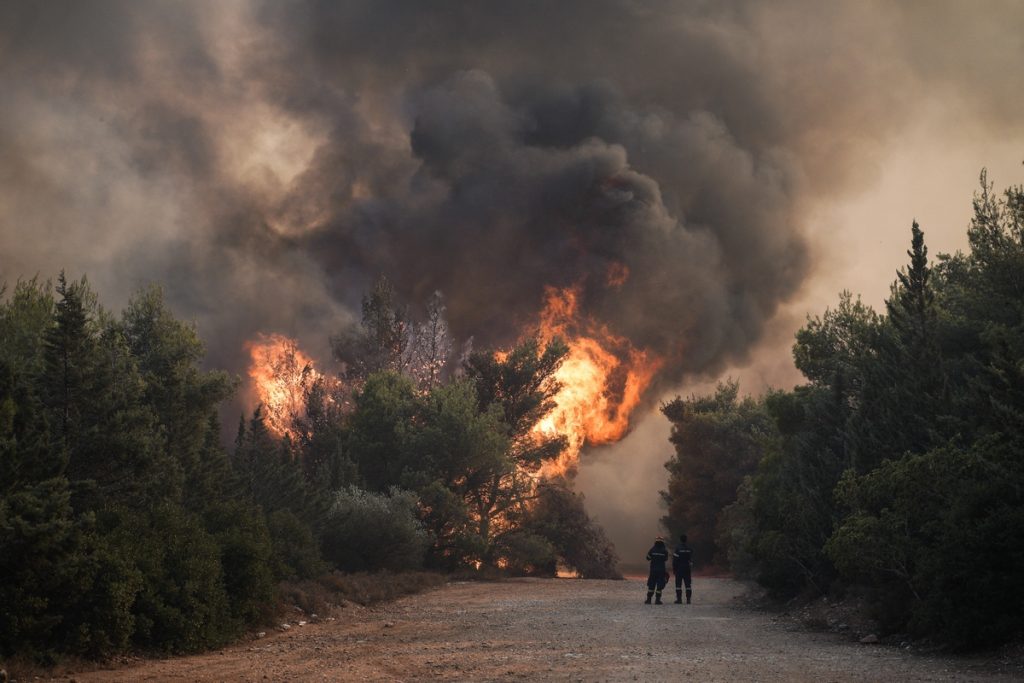 Σε πύρινη «πολιορκία» η χώρα – Μεγάλες φωτιές από Αττική μέχρι Μεσσηνία και Εύβοια