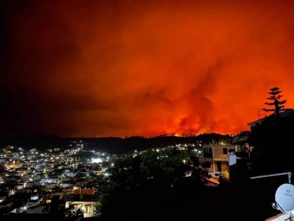 Εύβοια – Συνεχίζεται η μάχη με τις φλόγες