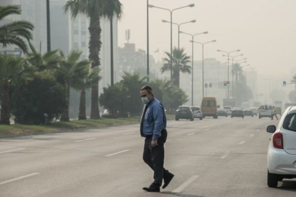 Έκκληση στους κατοίκους της Αττικής να παραμείνουν στο σπίτι – Live η ποιότητα του αέρα στην περιοχή σας