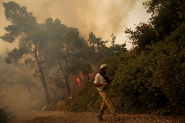 Δύσκολες ώρες για την Εύβοια – Εκκενώνονται κι άλλα χωριά