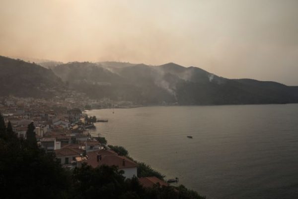 Αναζωπυρώσεις και μέτωπα από χωριό σε χωριό στη Βόρεια Εύβοια