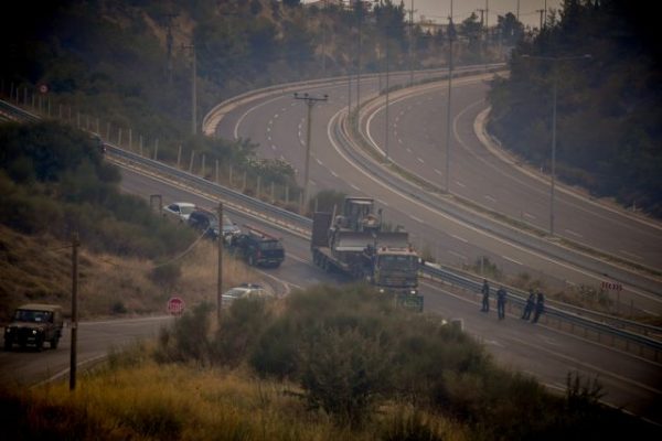 Φωτιά στην Αττική – ‘Εκλεισε η Εθνική Οδός από Αθήνα μέχρι Κάστρο Βοιωτίας