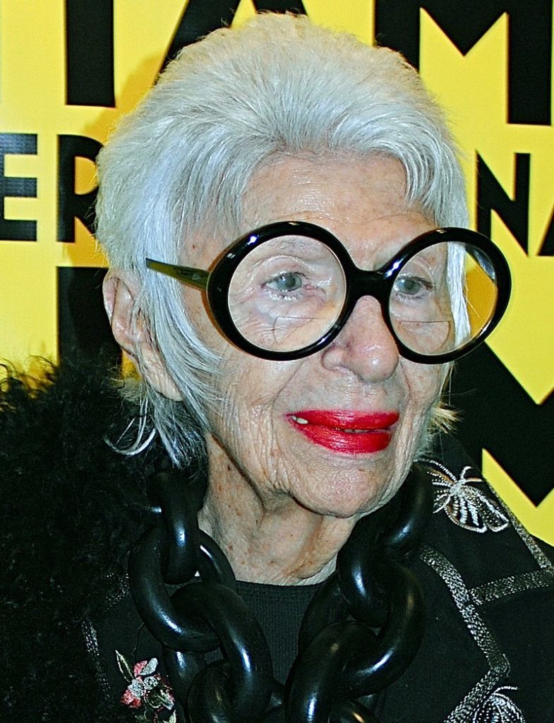 H Iris Apfel έγινε εκατό χρονών και παραμένει η εμβληματική μούσα της μόδας