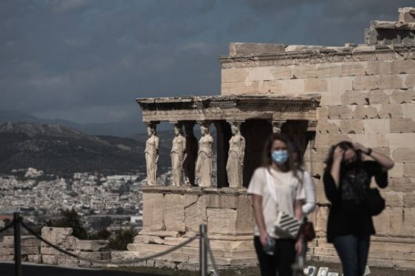 «Κλειδώνουν» οι περιορισμοί για τους ανεμβολίαστους – Την Τρίτη οι ανακοινώσεις