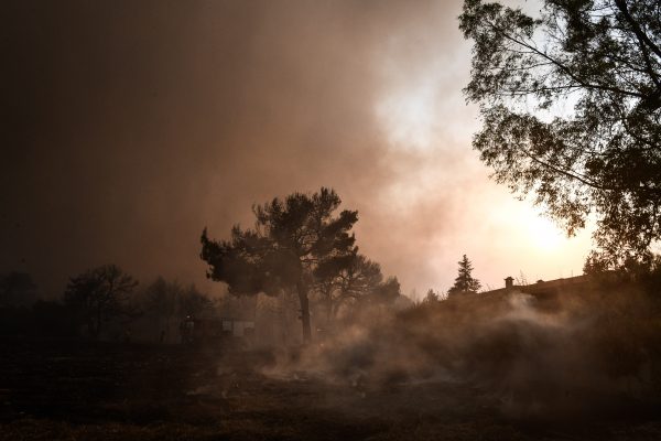 Φωτιά στην Αττική – Πού εντοπίζονται τα κύρια μέτωπα – Στη μάχη τα εναέρια μέσα