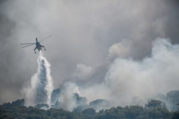 Βίλια – Μαίνεται ανεξέλεγκτη η φωτιά – Καίγεται πυκνό πευκοδάσος – Φόβος για τους οικισμούς