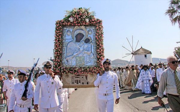 Κορωνοιός – Η «ωρολογιακή βόμβα» του Δεκαπενταύγουστου και το σχέδιο για τα πανηγύρια