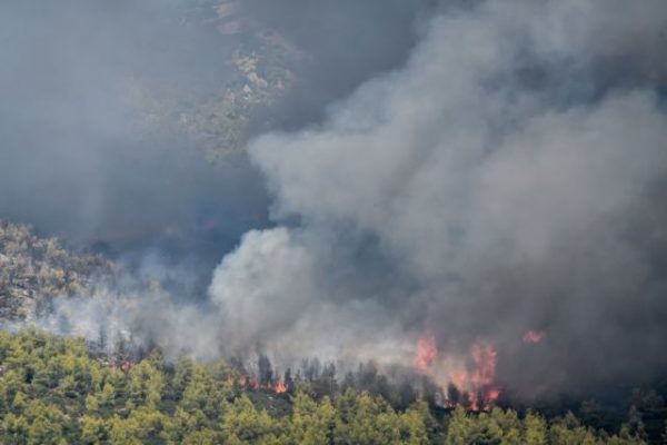 Μεγάλη φωτιά στη Ζάκυνθο – Κινητοποίηση εναέριων μέσων