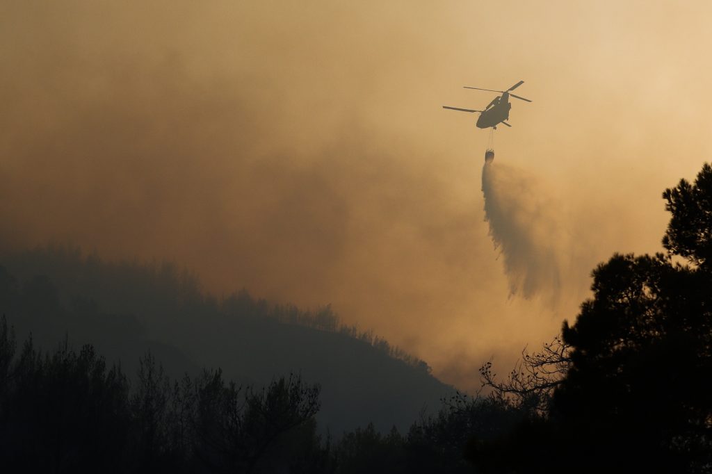 Aegialia – The big fire is raging, 16 people are injured [Video]