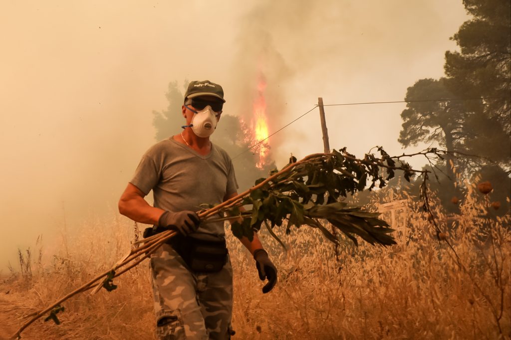 Εύβοια – Μαίνεται ο πύρινος εφιάλτης, εκκλήσεις για εναέρια και επίγεια μέσα [Video]