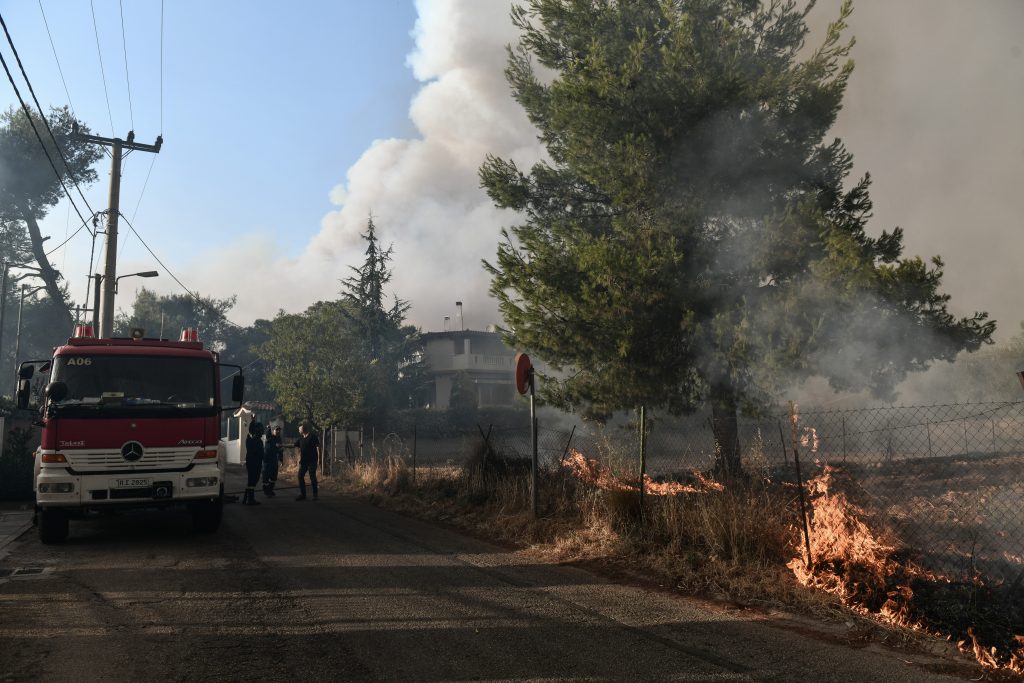 Φωτιές στην Αττική –  Τα τρία μέτωπα που μαίνονται ανεξέλεγκτα