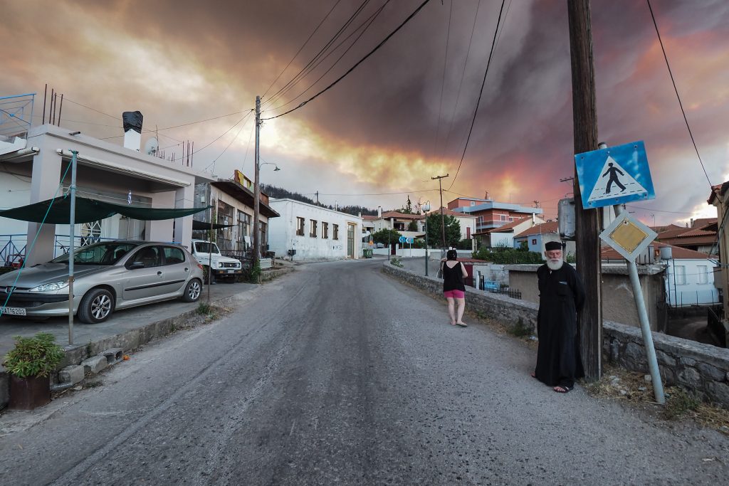 Φωτιά στην Εύβοια – Μαίνεται ανεξέλεγκτη – Η εικόνα σε Αττική και Ηλεία